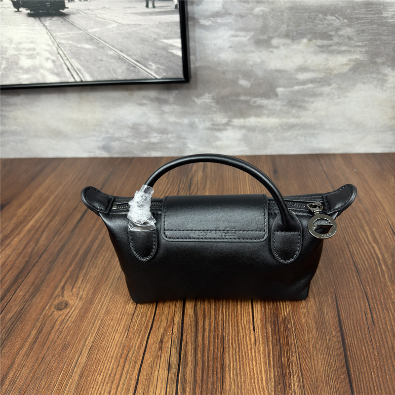 Original Export Dumpling-Shaped First-Layer Cowhide Women's Fashionable Versatile Shoulder Crossbody Bag, Small, Lightweight, and Versatile Bag Original Export Dumpling-Shaped First-Layer Cowhide Women's Fashionable Versatile Shoulder Crossbody Bag, Small, Lightweight, and Versatile Bag
