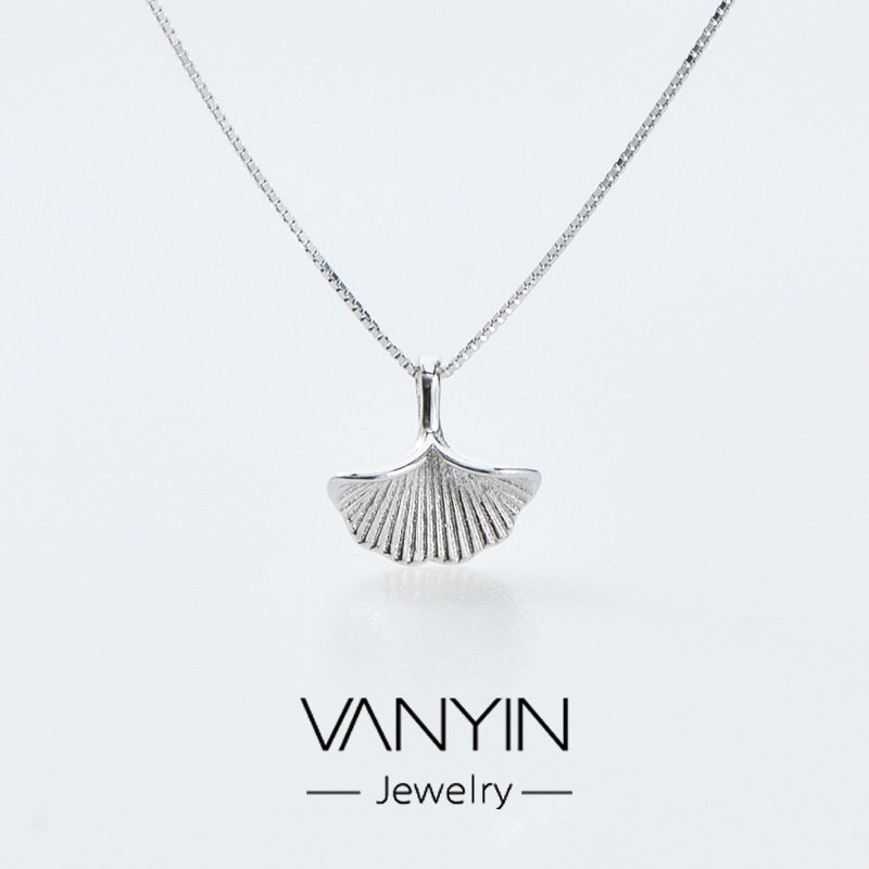 A baby pendant necklace in 2021 new pure Ginkgo Necklace Woman Summer Leaf Chain to Girlfriend