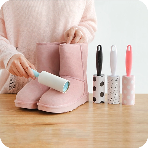 Липкие волосы могут быть разорванными заменой липкой бумажной липкой одежды для волос, чистки ролика, домашних животных, чтобы удалить булочки с щеткой, погружение в шерсть