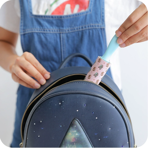 Липкие волосы могут быть разорванными заменой липкой бумажной липкой одежды для волос, чистки ролика, домашних животных, чтобы удалить булочки с щеткой, погружение в шерсть