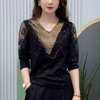 2025 ພາກຮຽນ spring ຮູບແບບໃຫມ່ຮ້ອນເພັດ v-neck bottoming shirt ແມ່ຍິງຕາຫນ່າງ splicing ສາມໄຕມາດ sleeve ເສື້ອທີເຊີດແມ່ອາຍຸກາງປີ