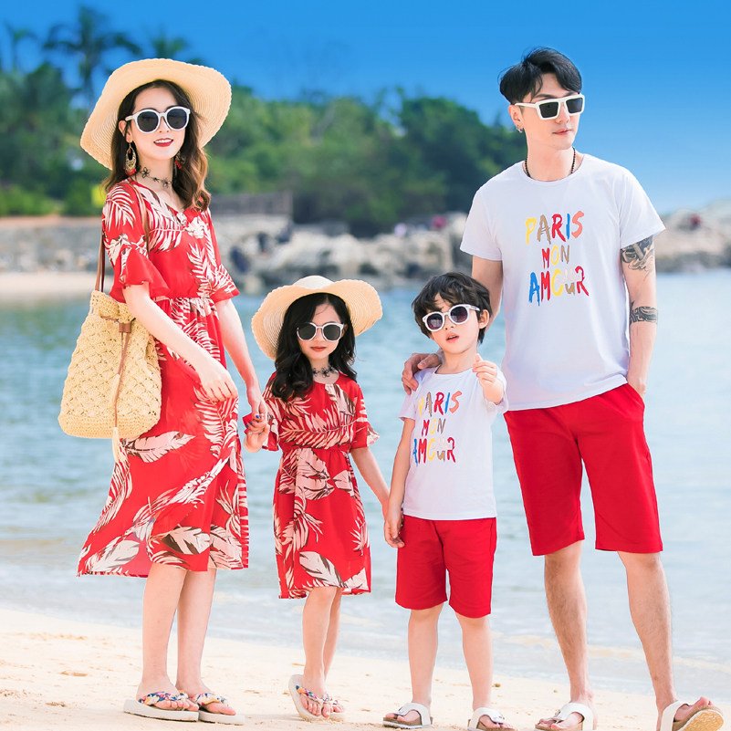 Seaside tourist holiday pro-loading of a family of three-four-mouthed female snow-spinning beach ocean dress father and son shorts suit