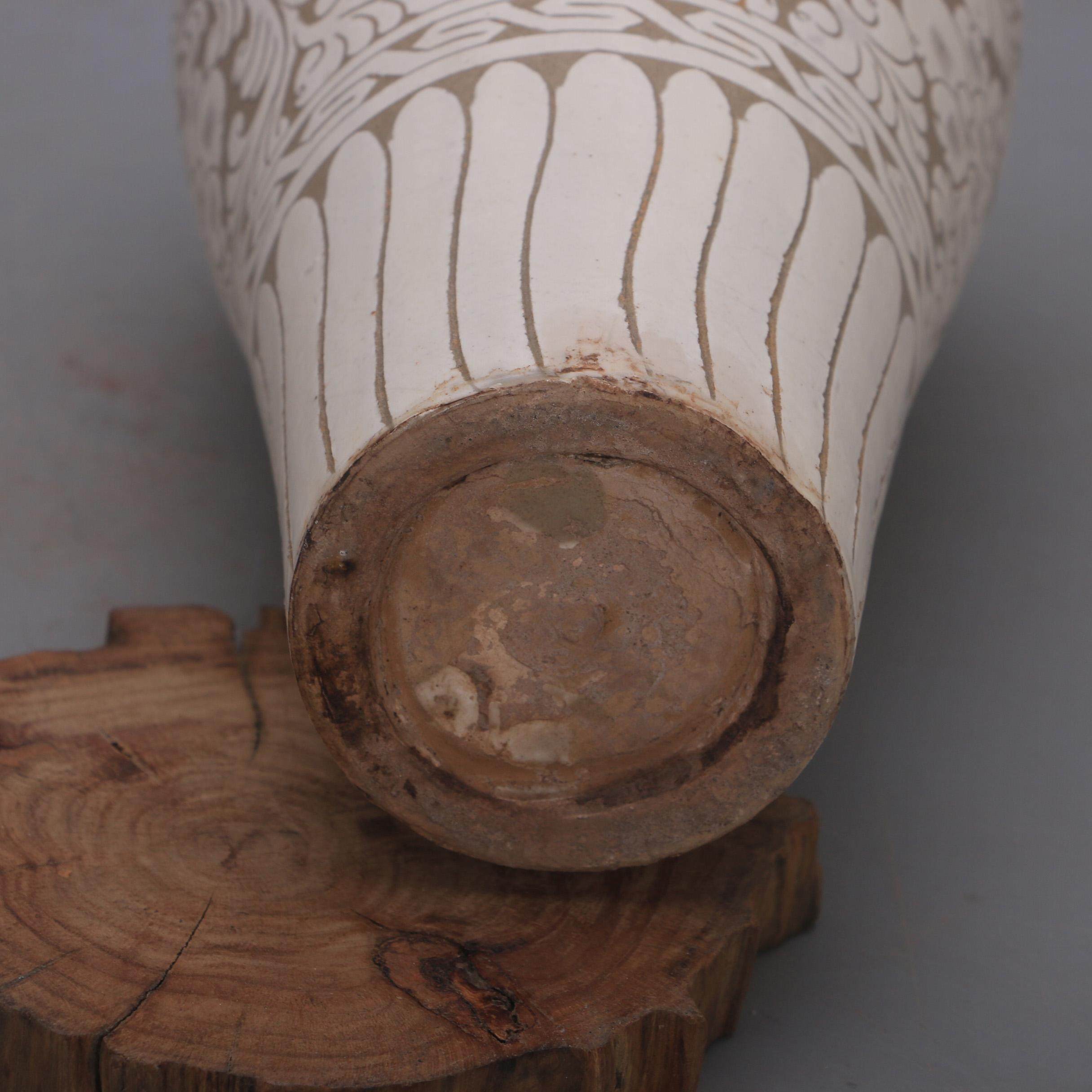 宋代磁州窑白釉暗刻剔花缠枝莲梅瓶，古韵今风，值得珍藏吗？🌟-仿古