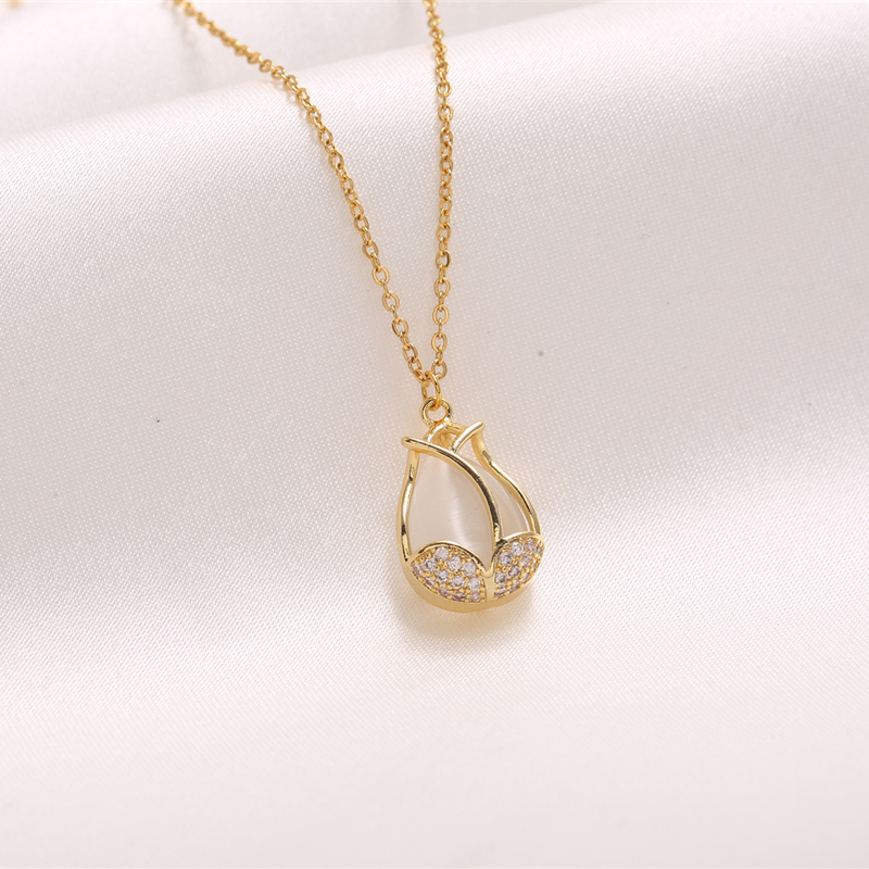 Tulip Flower Necklace Women's Opal Diamond Pendant Women's 18k Gold Personality Clavicle Chain Non-fading Design Sense