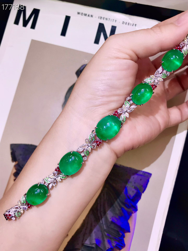60 Carat Large Plain 18K Gold Diamond-Encrusted Emerald Bracelet, Green Fluorescent, High-End Feel, Women's Model 60 Carat Large Plain 18K Gold Diamond-Encrusted Emerald Bracelet, Green Fluorescent, High-End Feel, Women's Model