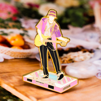 Zhang Yixing Perimeter This is the street dance guitar accompanied by me Hsing metal badges The same paragraph should be made with a small card birthday present