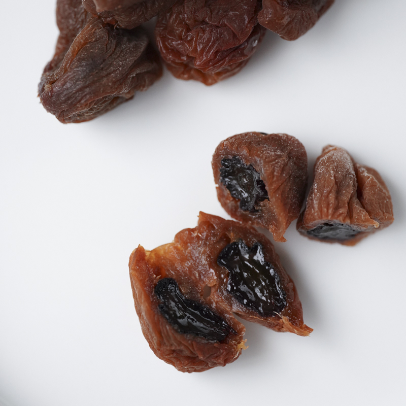 Lingshi) Plum grapes can be salty or sweet, dried green plums sandwiched with grape fruit pieces, bursting pulp