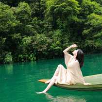 Internet celebrity Yiye Bianzhou outdoor scenic spot tour photography check-in photo custom fiberglass bamboo leaf boat water sculpture