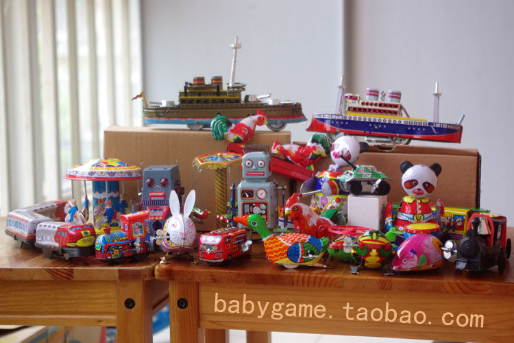 Tank walking walking robot old toy nostalgia collection of 80s sends you a small red flower