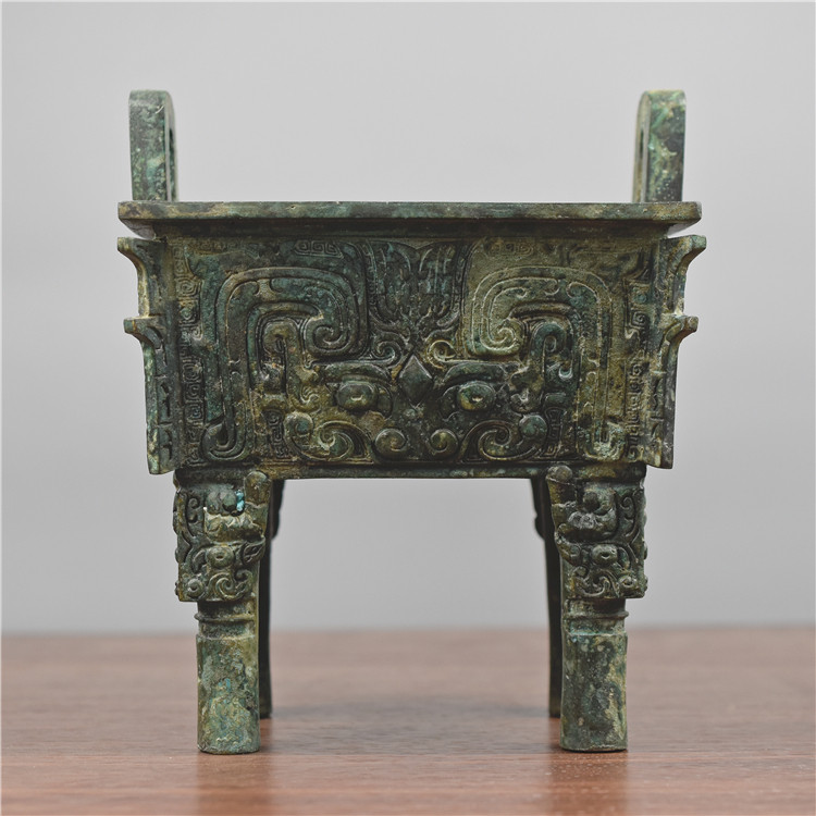 The Ruyi Imitation Antique Bronze Ware Quadrilateral financial tripod boss's office high gear gift pendulum piece