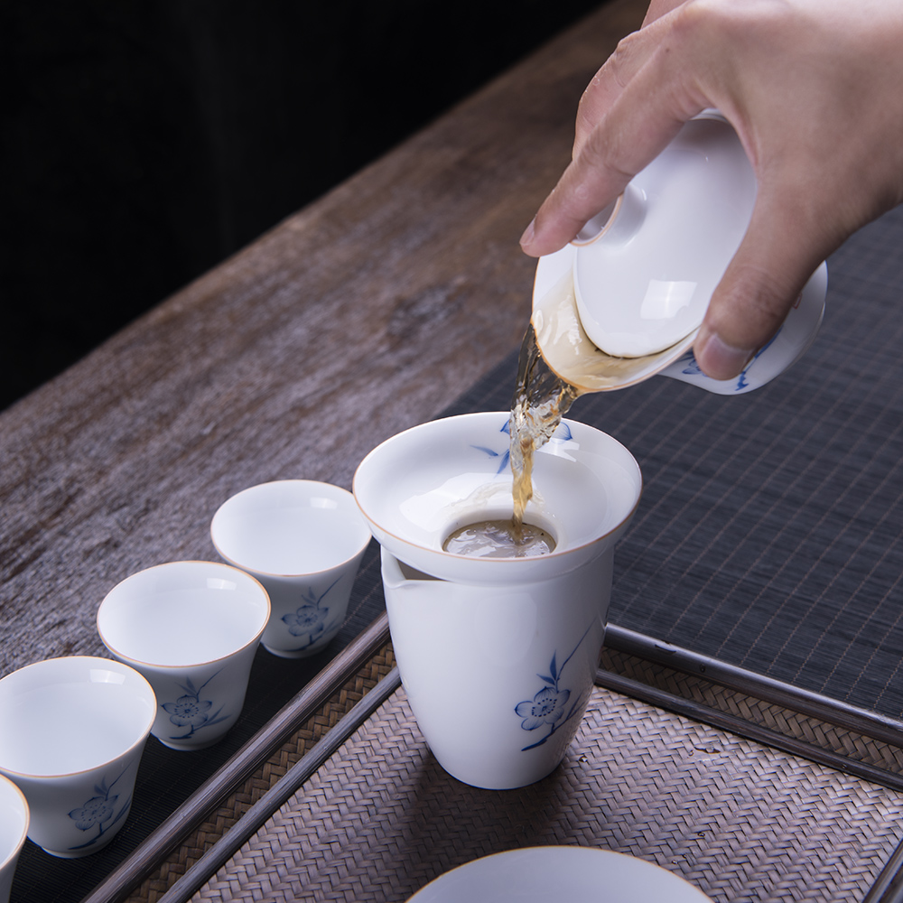 Jingdezhen ceramic tureen tea cups suit white porcelain blue and white porcelain tea set a small set of home sitting room of a complete set of kung fu