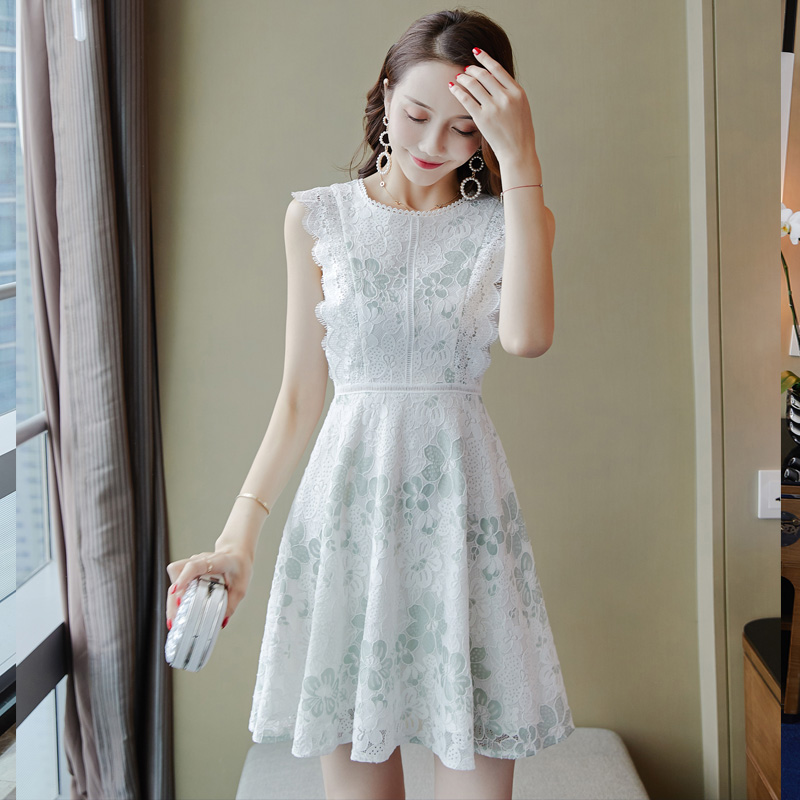 Spring women's dress 2021 The new pop dresses Ins short lace foreign dress women's summer design feel a little crowdsourced