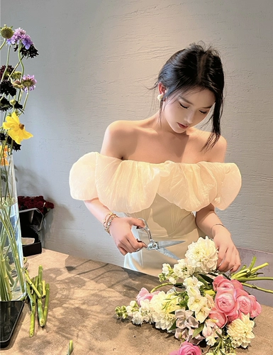 Свадебное платье, изысканный стиль, открытые плечи