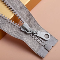 Светло-серый длиной 70 см, 10 полосок.