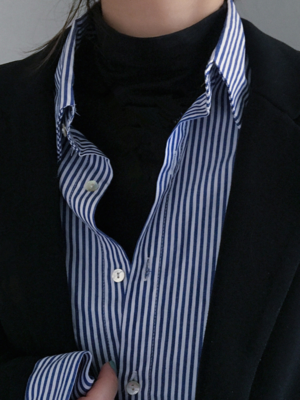 Blue Vertical Striped Shirt for Women, Autumn and Winter, Unique Design, Layered, Vintage Hong Kong Style, Loose Fit, Can Be Worn Inside or Outside, Trendy Shirt
