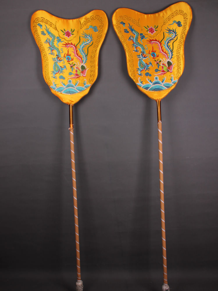 Moon-moon dragon and pineapple slap-in-the-hand slain emperor fan slain Queen's opera stage props