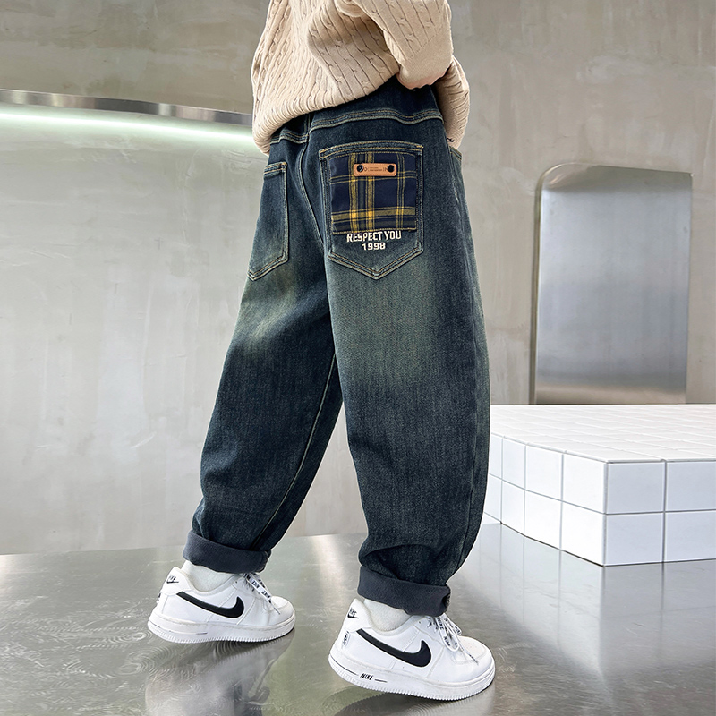 男の子ジーンズ春と秋2025新しいスタイル中と大の子供春服ストレートプラスベルベットハンサムな男の子の春パンツ