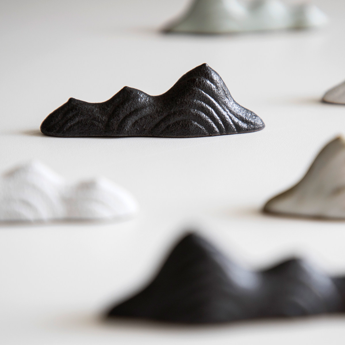 Japanese chopstick holder tableware rack creative hill chopstick holder original design Chinese ceramic pen holder spoon holder chopsticks chopsticks drag