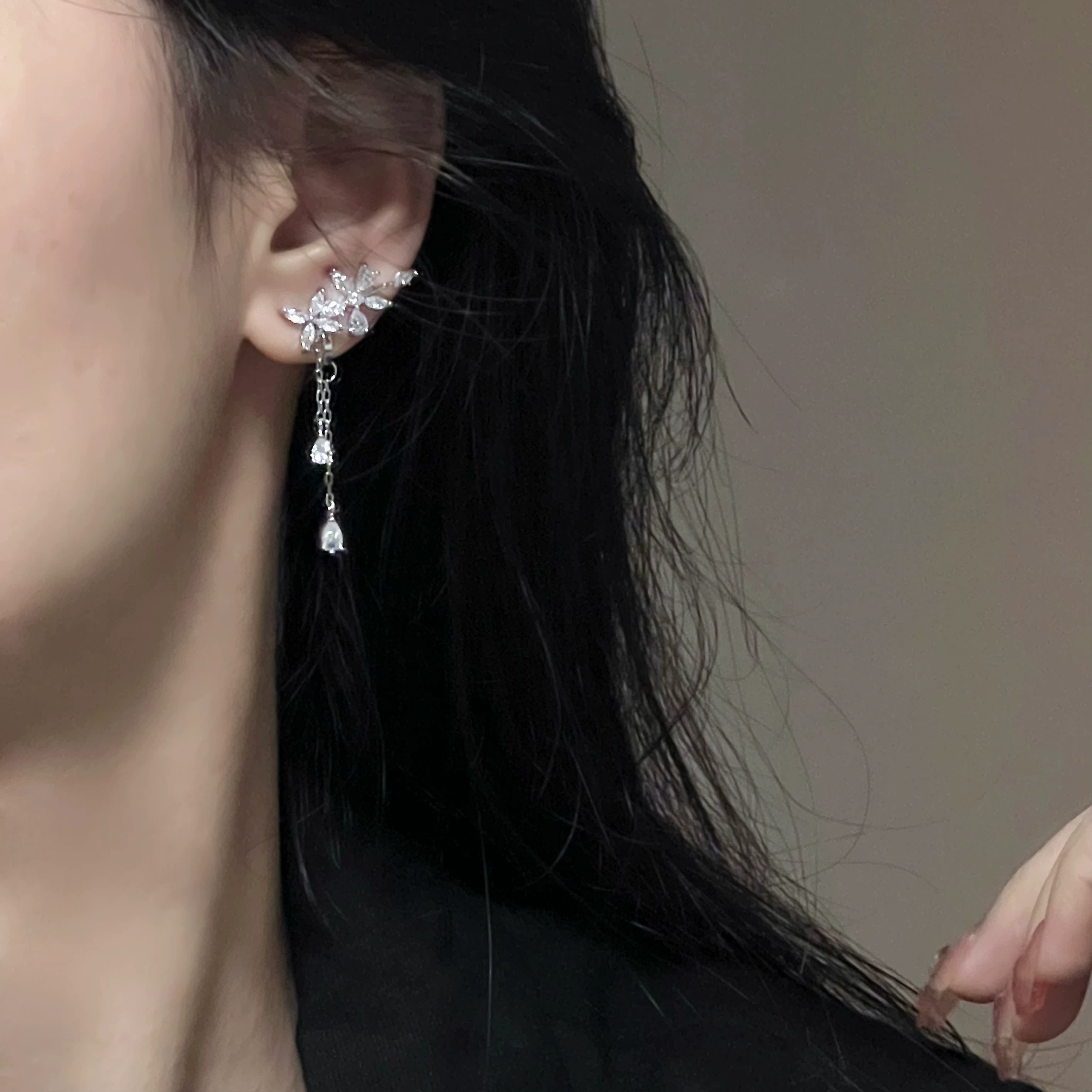 Ear clips, earrings with tassels, no pierced ears
