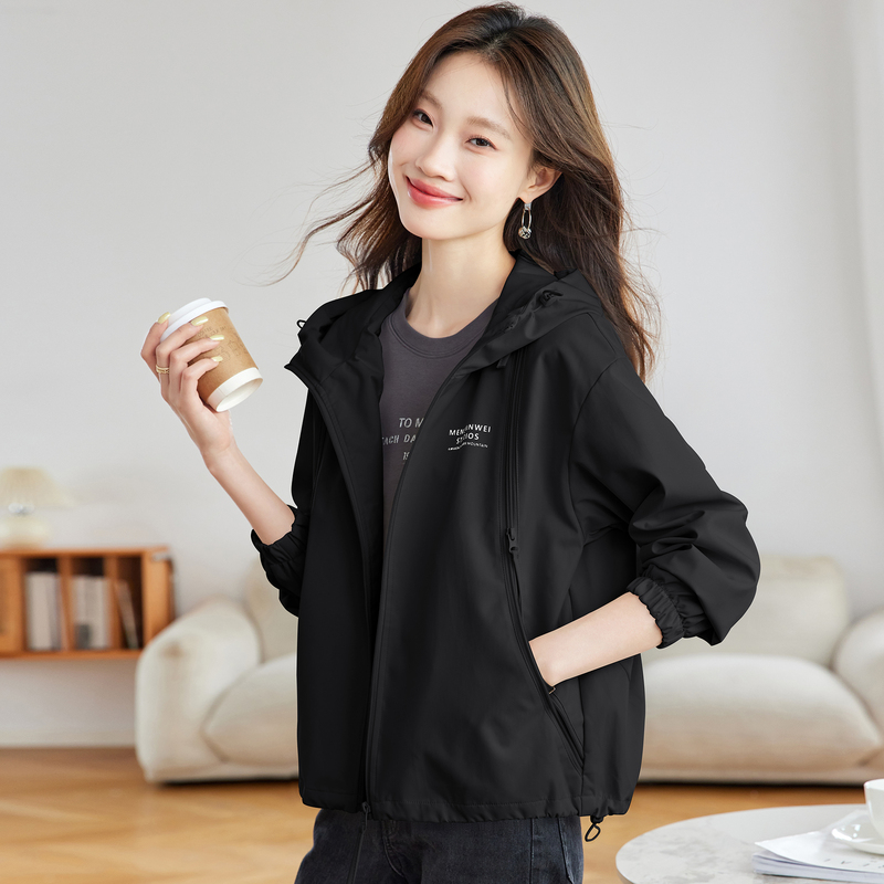 Black Casual Short Jacket for Women 2026 Spring and Autumn New Outdoor Hiking Jacket Hooded Jacket Stylish Top