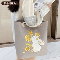 Серый держит кролика