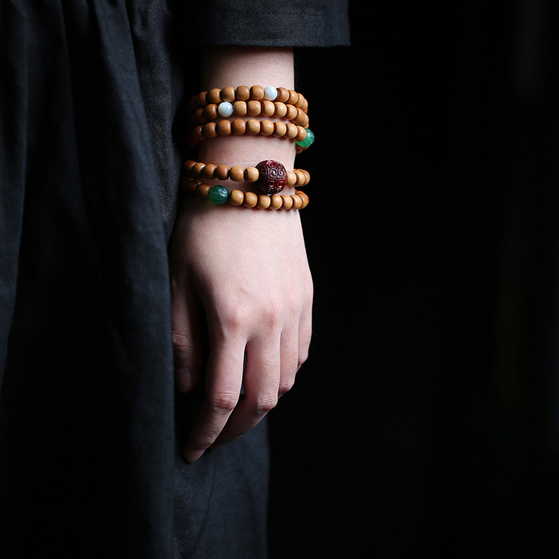 Nian Indian old mountain sandalwood sandalwood rosary 108 women hand black meat submerged male Buddha beads 0365