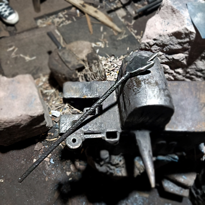 Hand-forged creative iron solid does not ask for itching, scratching, scratching, scratching, back scratching device, old man happy scratching