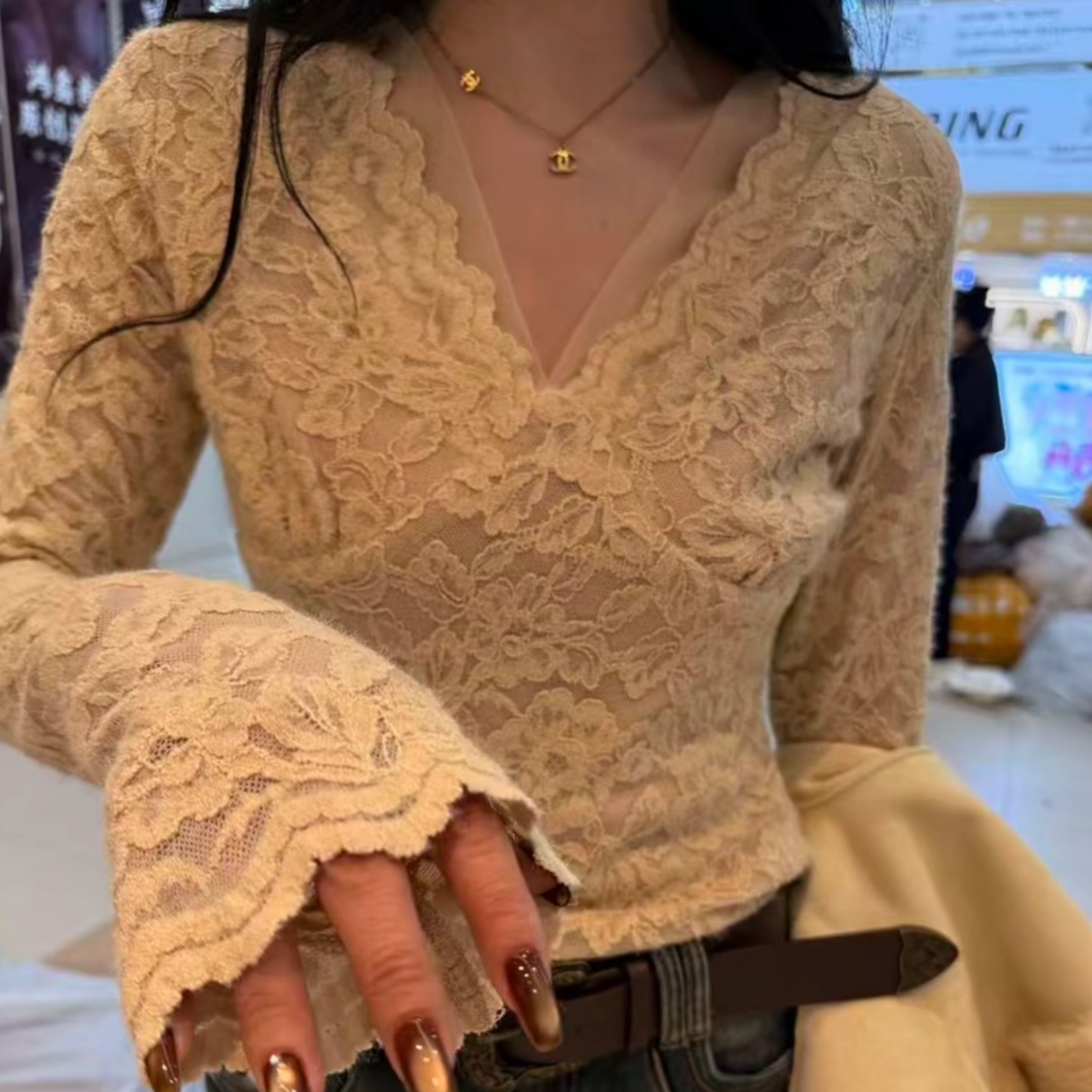 Французская рубашка с V-образным вырезом, вязаная крючком, с кружевным низом, женственный стиль, приталенный крой с длинными рукавами, бархатный теплый темперамент - главный тренд