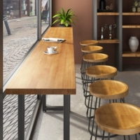 Стол с твердым деревянным баром на балконе представляет собой длинный стол для коммерческого использования винного стола на столах для чая и комбинацию стула