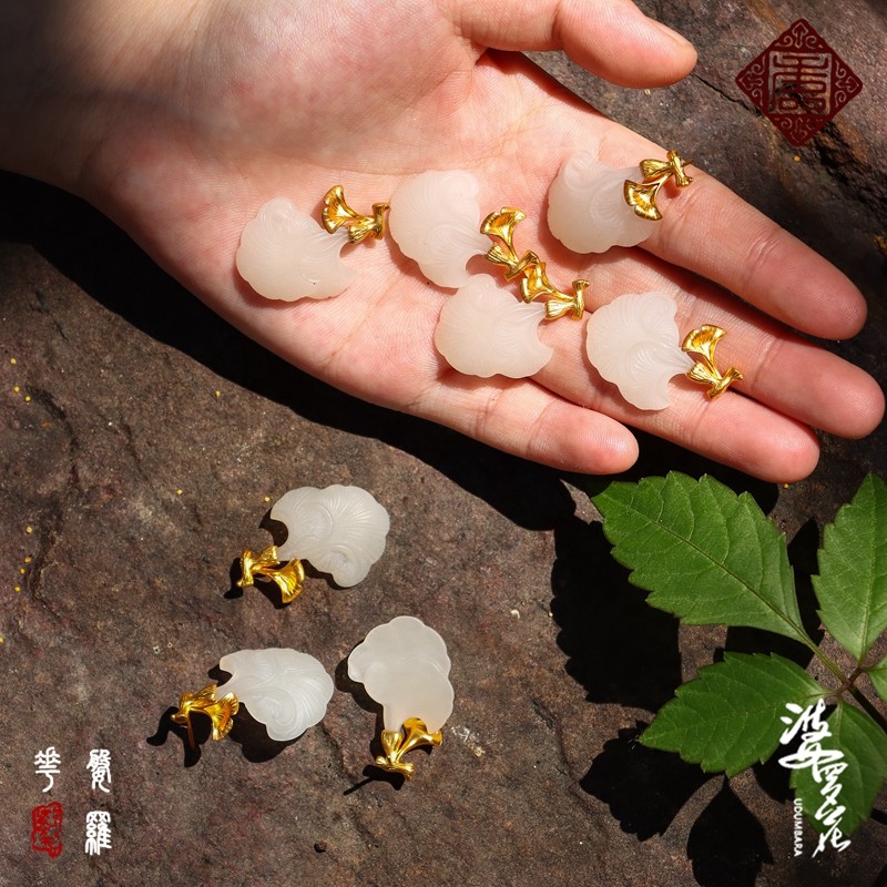 (Boro flower) Qinghai Mountain stock lotus root powder sculpted piece 18k gold inlaid jade pendant gingko leaves and field jade ear-ear accessories