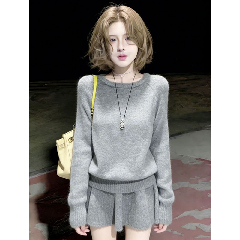 French-Style Gray Sweater Knit Suit for Women, New Autumn and Winter Pullover Top with Hip-Hugging Short Skirt, Complete Outfit