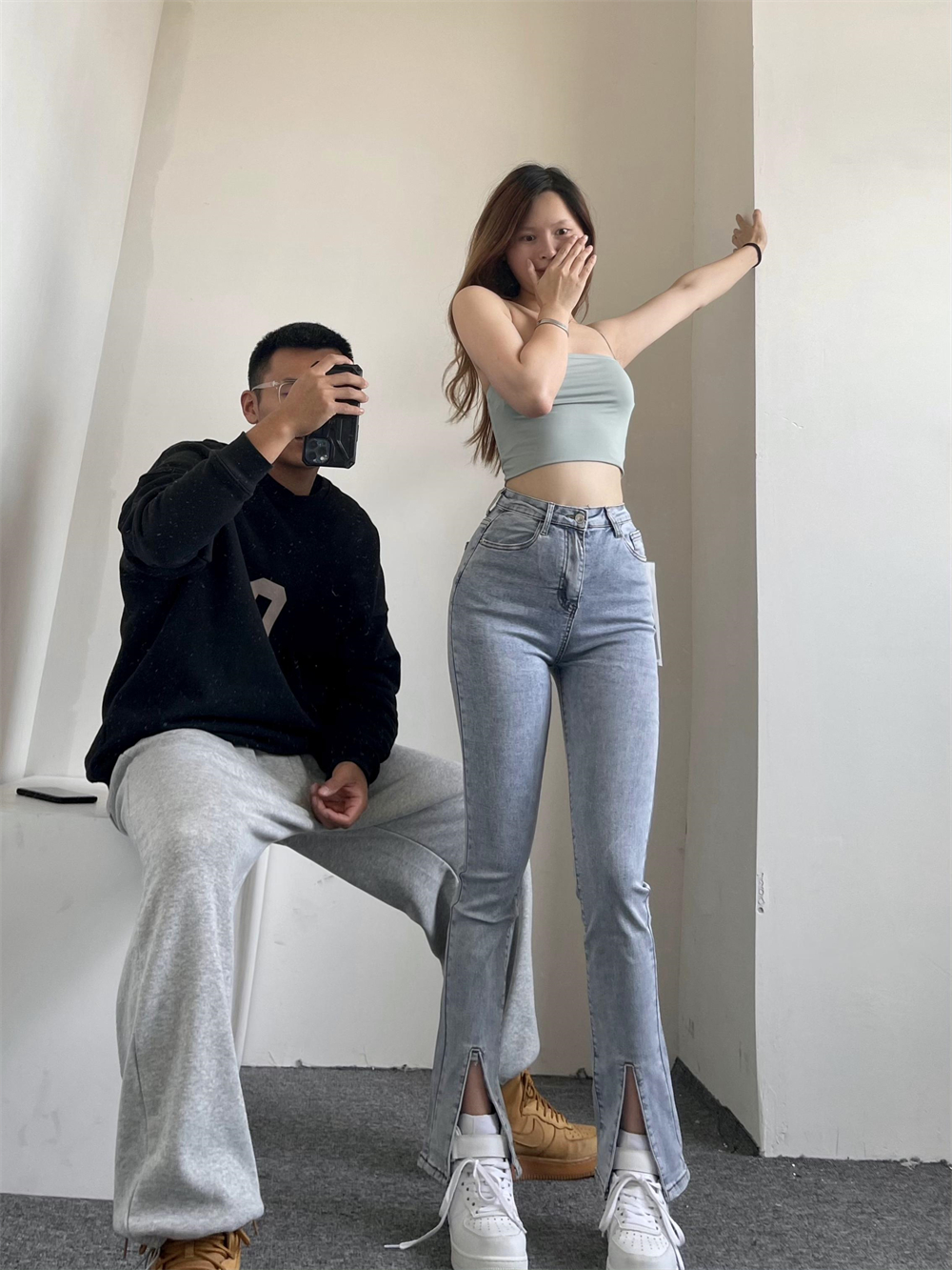 2022 early spring slim fit hip slit denim trousers women's light blue European and American style and ankle cigarette pants trend