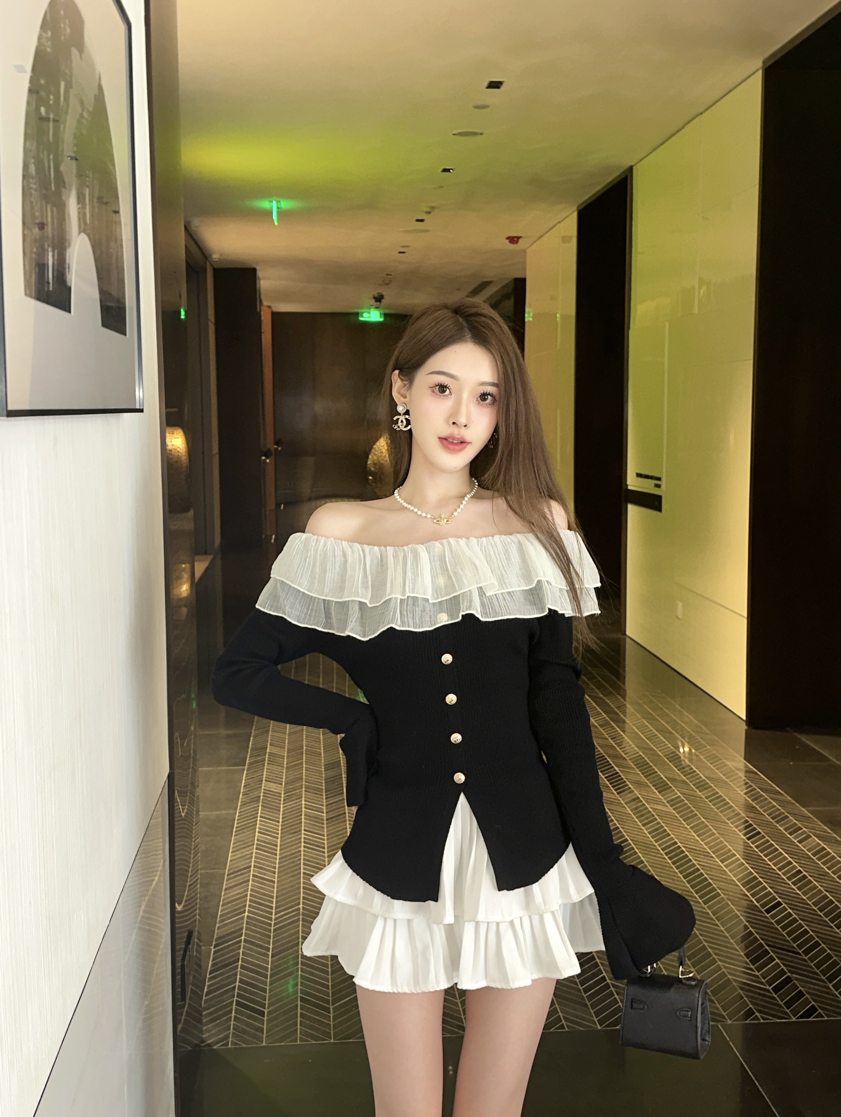 女性用二重層フリルベルスリーブセーター春フレンチワンショルダーバックレストップタイト伸縮性スプリットセーター