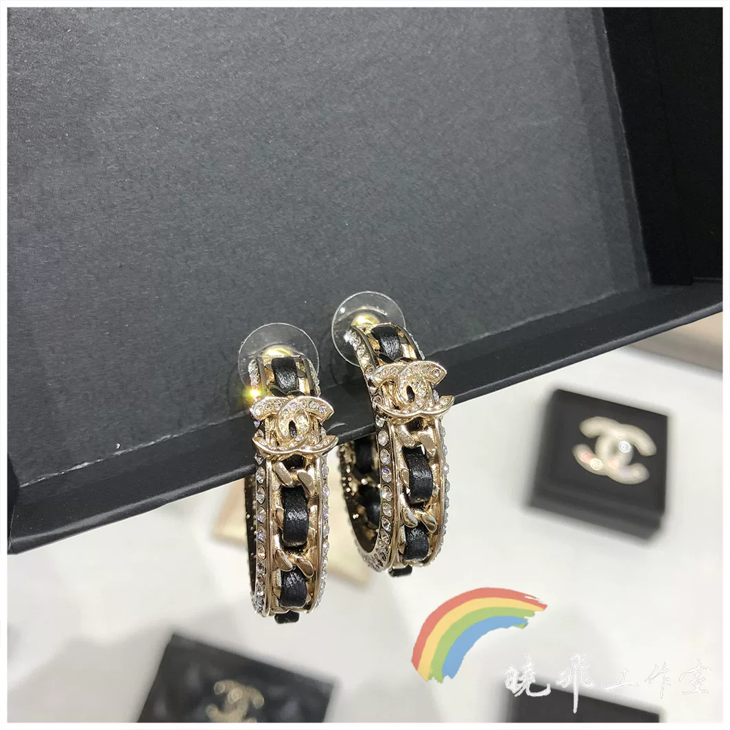 [Spot] Подлинные серьги Chanel 23p новые серьги кожаные черные с камнями двойная буква C коктейльное кольцо на ухо