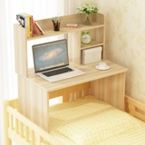 Поставить кровать на кровать общежития студента колледжа, ленивый стол на столе на компьютерном столе, кровать ноутбука на кровати, компьютерный стол