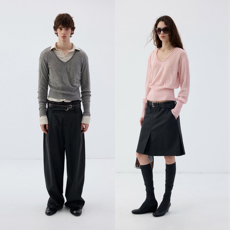 Delivery Wool Rolled-Edge V-Neck Sweater with Wide Ribbed Cuffs at the Hem, Waist-Cinching, Versatile Base Knit Top Delivery Wool Rolled-Edge V-Neck Sweater with Wide Ribbed Cuffs at the Hem, Waist-Cinching, Versatile Base Knit Top