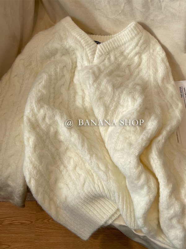 White V-Neck Cable Knit Sweater for Women, Autumn and Winter, Soft and Loose, Suitable for Outerwear, Vintage Japanese Style, Lazy Style Top