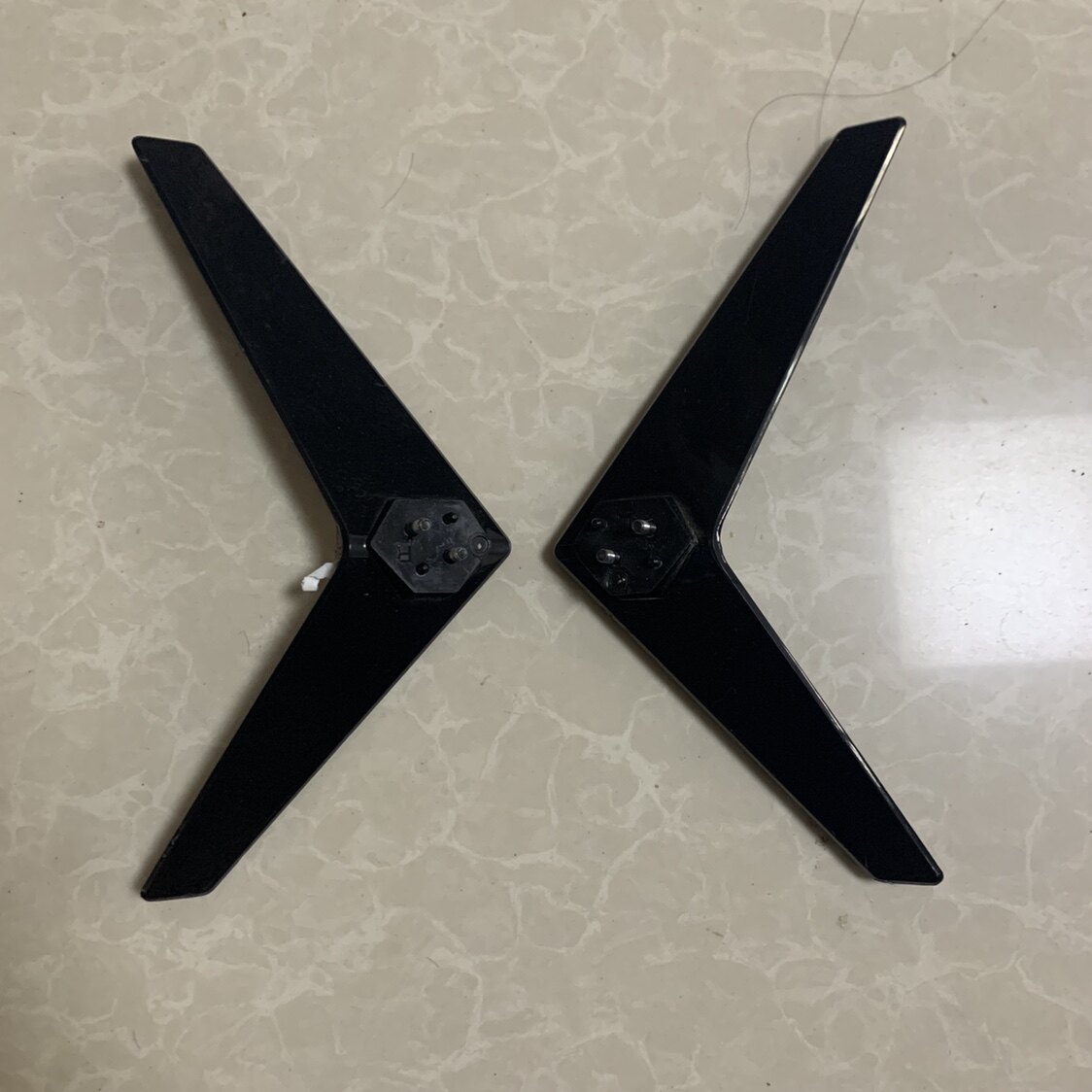 Storm TV PPTV-40C2 Base screw Eye distance of 1 5 cm