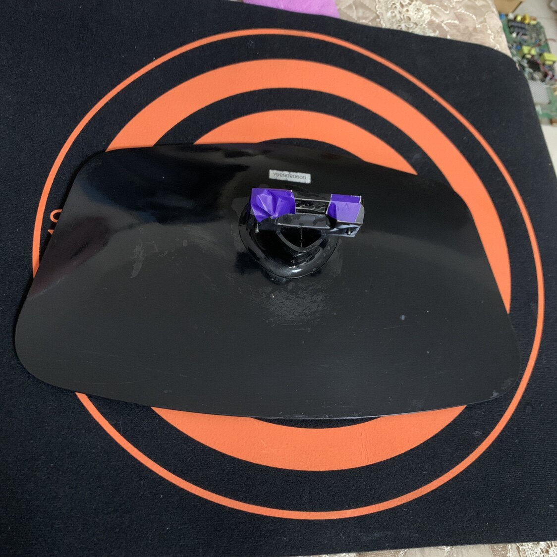 Original Haier LE32F3000W TV base with screws