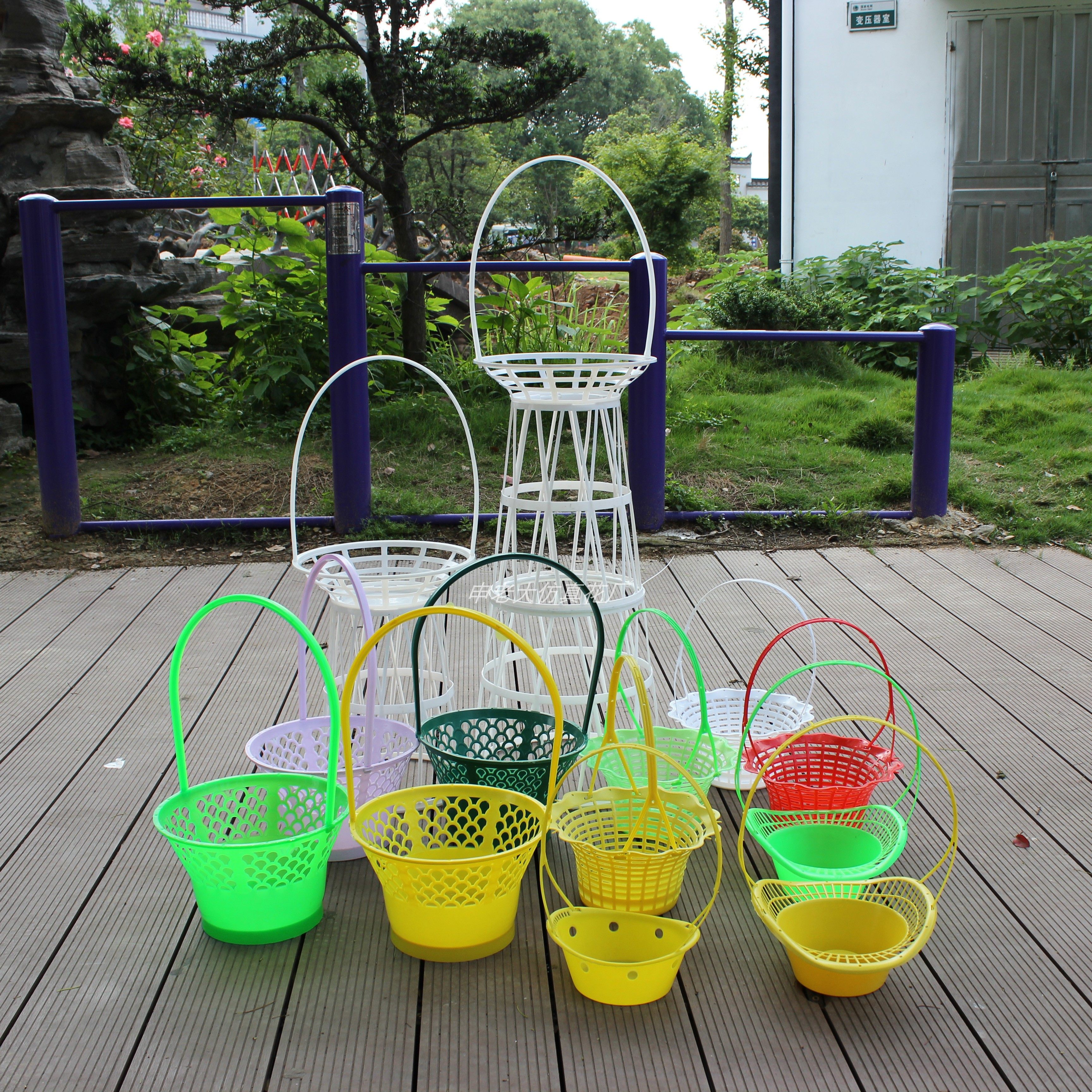 Cheap small flower basket Plastic flower basket Wedding flower arrangement basket Qingming Festival flower basket Sacrificial flower basket with flowers portable flower basket