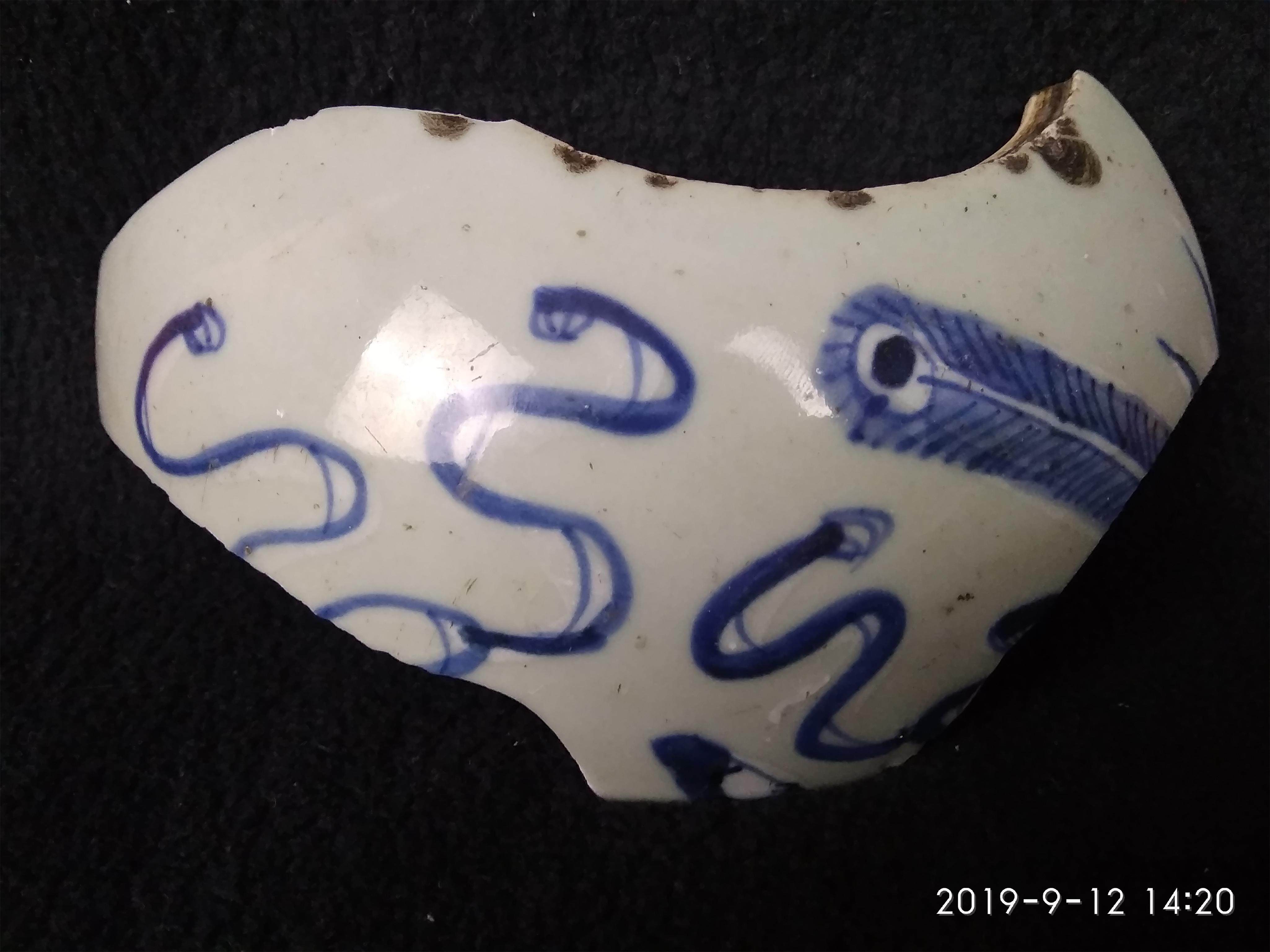 The old porcelain sheet which looks good on the hand-painted flower green flower porcelain sheet in Jingdezhen, Qing Dynasty, can be processed into an adornment