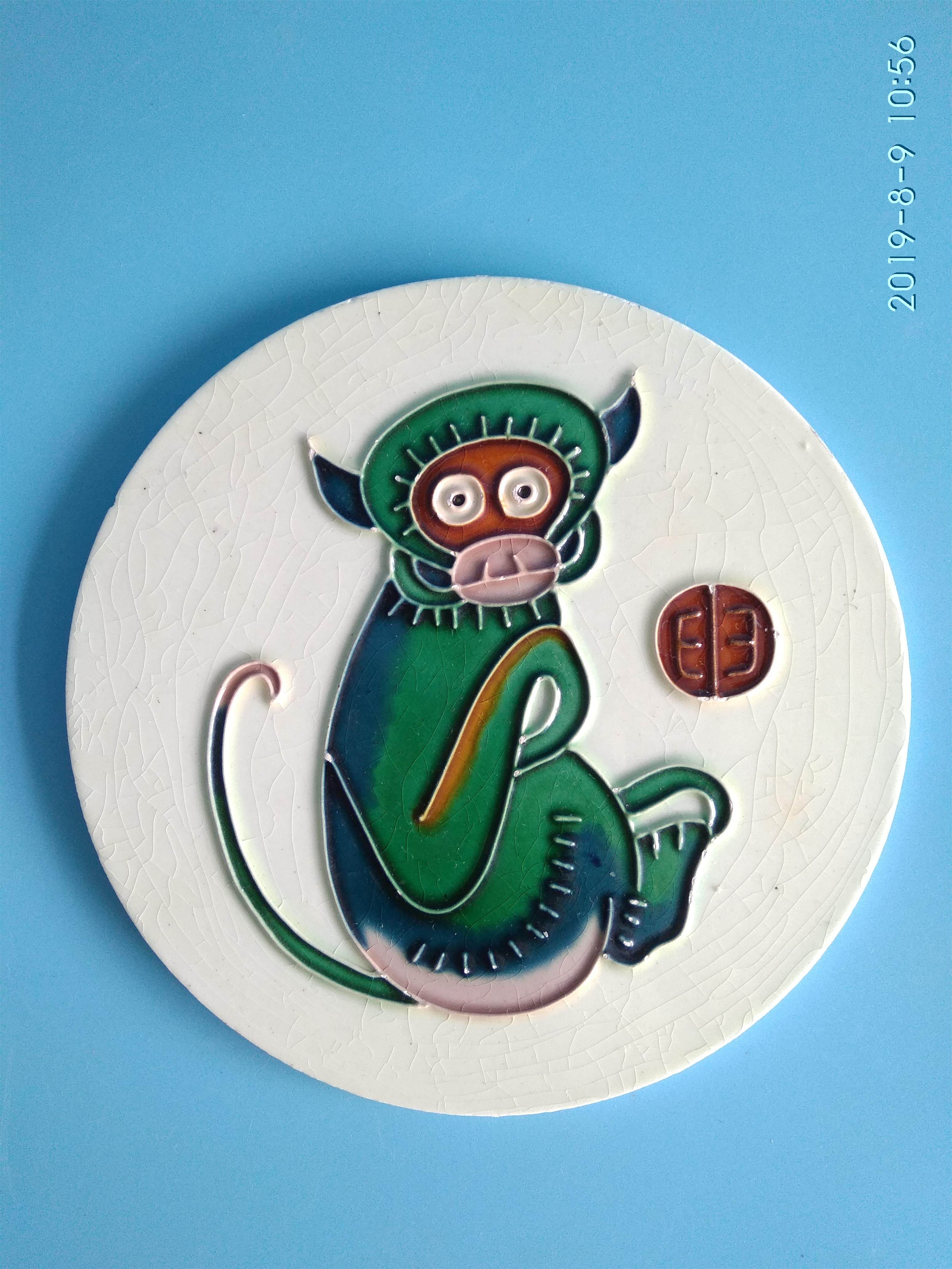 Xiaoshen monkey three color porcelain plate painting animal circular monkey pattern decorated porcelain plate painting old objects
