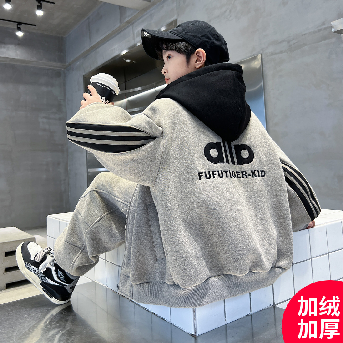 Спортивные костюмы для мальчиков осенне-зимних моделей, новинка 2025 года, детская осенняя и бархатная утепленная зимняя одежда из двух предметов для мальчиков, красивая