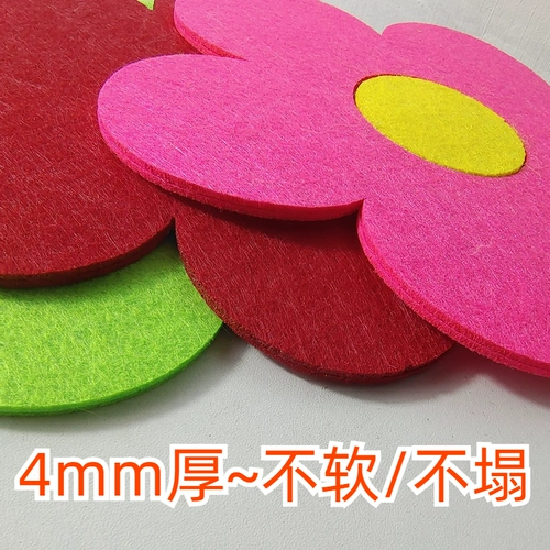 Дети La La Dance Chorus Выступающие руки дают вам немного красного цветочного реквизита