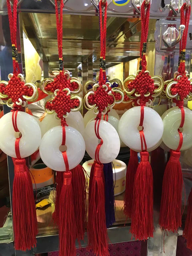 Natural jade green buckle car pendant upscale car pendant hanging decoration can be worn in waist to make Yupepo Ping An pendant