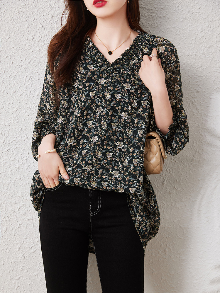 Spring bra top, retro long shirt, loose fit, floral print, long sleeve, V-neckline, western style, mid-length Spring bra top, retro long shirt, loose fit, floral print, long sleeve, V-neckline, western style, mid-length