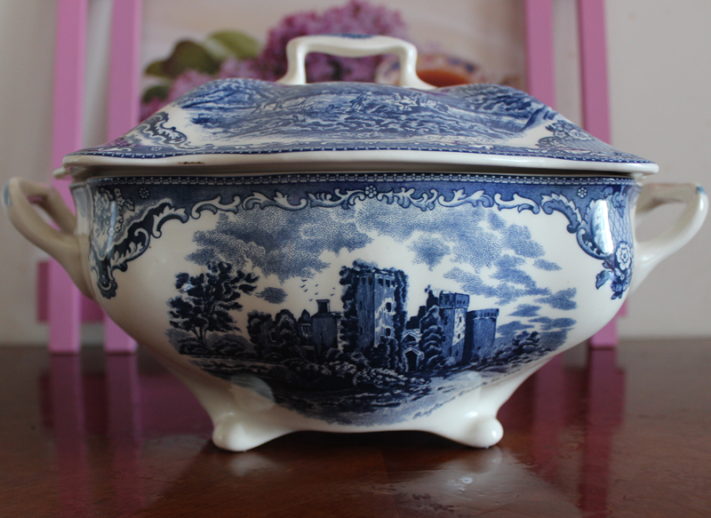 Foreign trade original single tail goods Wedgwood European style England style blue castle red castle series big soup pot slight flaws