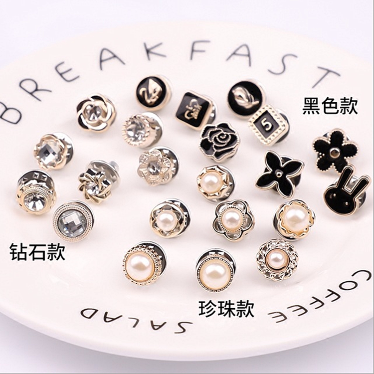 Summer creative shirt anti-walking light Mini-Sewn Invisible Pearl Small Fragrant Wind Chest and chest Pin Button female