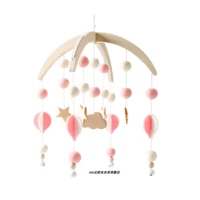 Розовая игрушка на кроватку