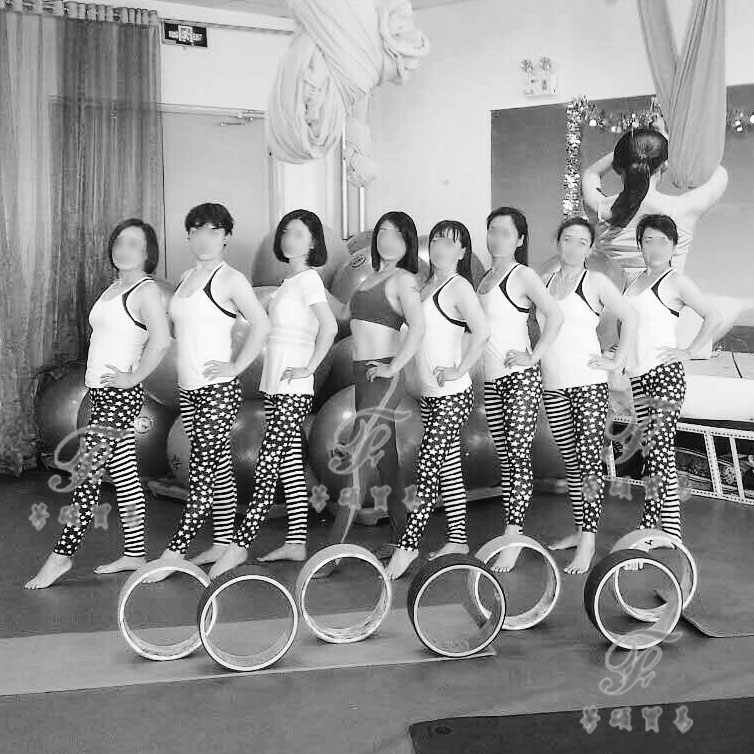 2018 thủy triều mới mùa thu và mùa xuân mỏng nữ kích thước lớn mặc in quần legging graffiti quần yoga quần áo nữ trung niên